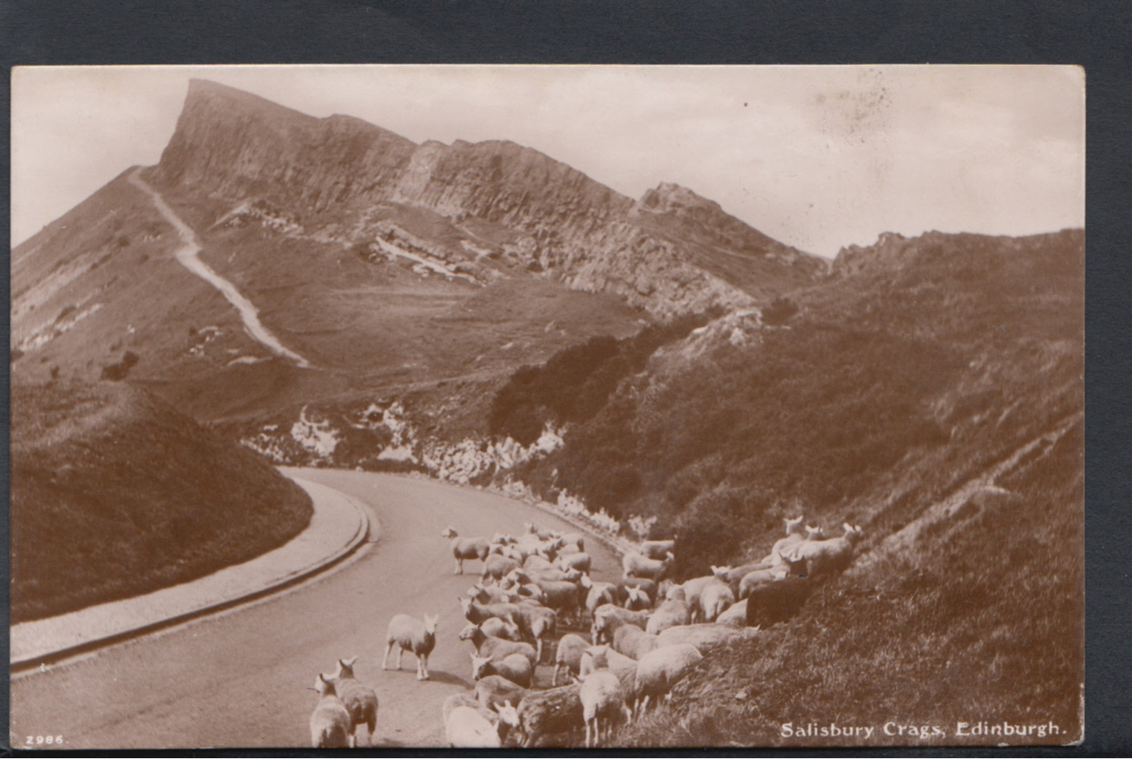 Scotland Postcard - Salisbury Crags, Edinburgh   DC1383 - Midlothian/ Edinburgh