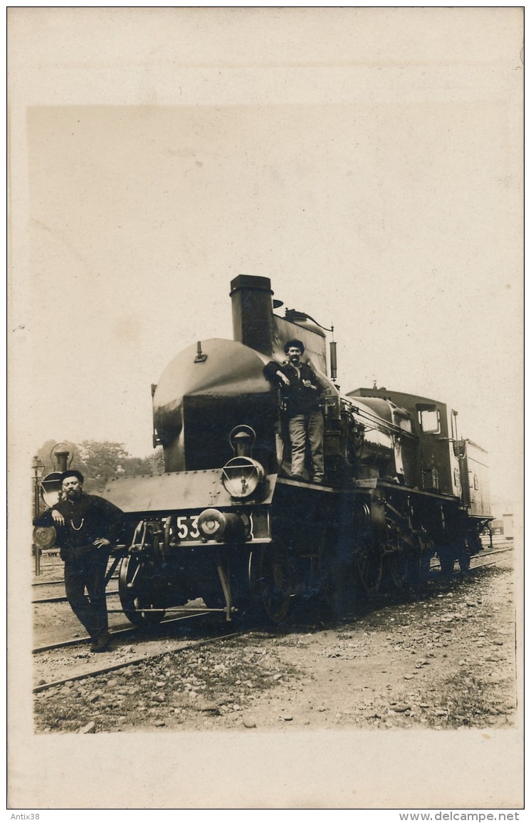 N72 - CARTE PHOTO - Une Belle Locomotive Avec Son Conducteur Et Son Mécano - Treni