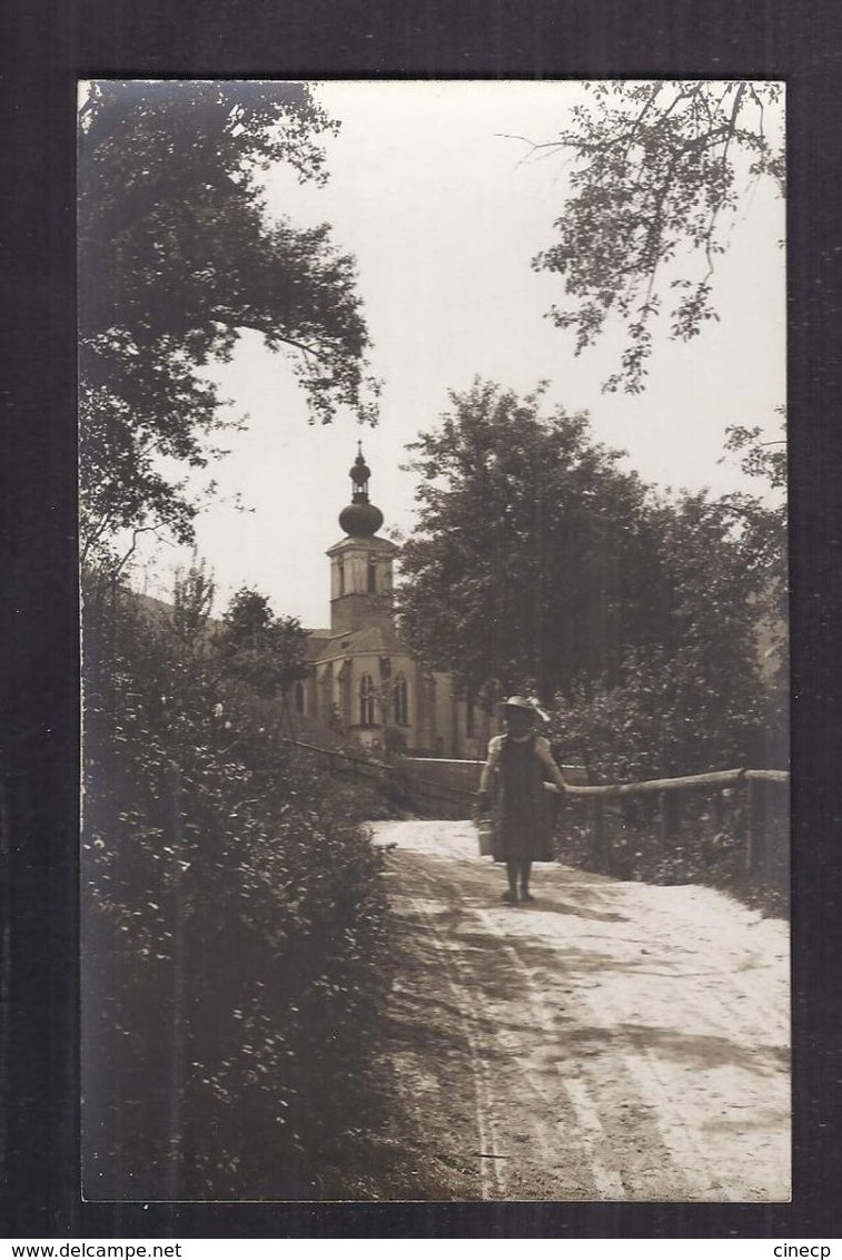 CPA PHOTO AUTRICHE - WEYER - TB PLAN D'une Jeune Fille Portant Du Lait Sur Un Chemin Vers Eglise En CP Photographique - Weyer