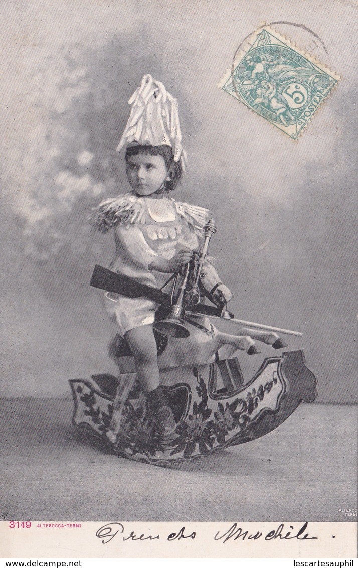 Jeune Enfant Deguisé En Dragon Avec Clairon Et Fusil Sur Cheval A Bascule 1904 Alterocca Terni - Jeux Et Jouets