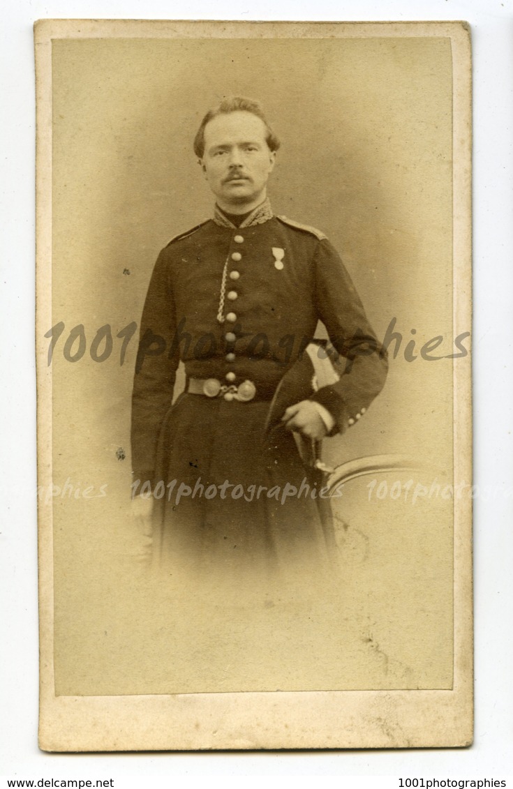 CDV Portrait D&#039;un Militaire , Phot;Anon. Annotations Au Dos Voir Scan. - Autres & Non Classés