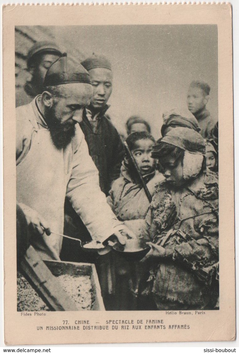 Carte Postale - CPA - Spectacle De Famine - Un Missionnaire Distribue Du Riz Aux Enfants Affamés - Chine