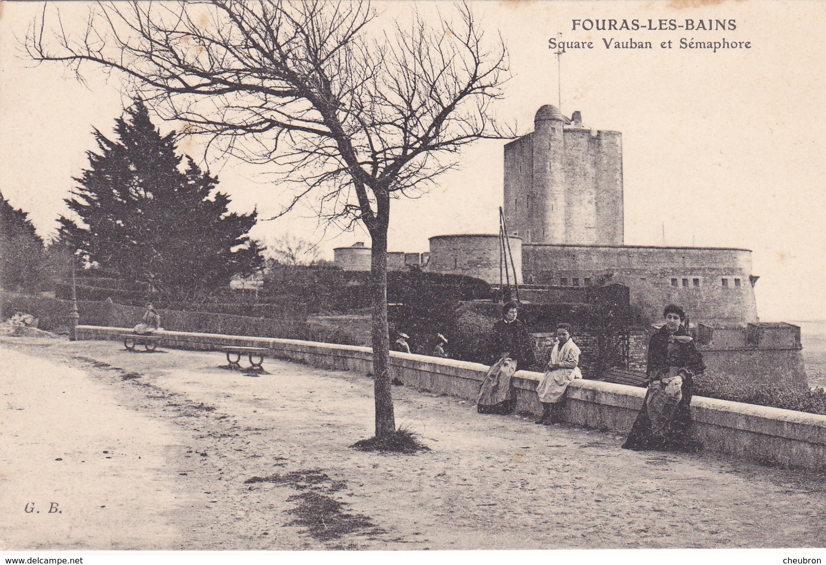 17. FOURAS. CPA. SQUARE VAUBAN ET SÉMAPHORE . ANIMATION - Fouras-les-Bains