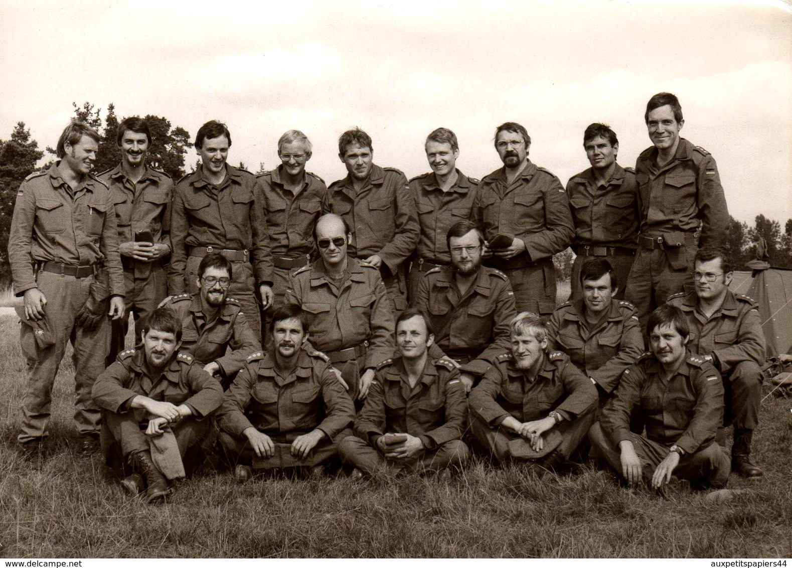 2 Grandes Photos Originales Armée Populaire Nationale De La RDA Avec Ou Sans Calot, Belle équipe De Bidasses - Guerre, Militaire