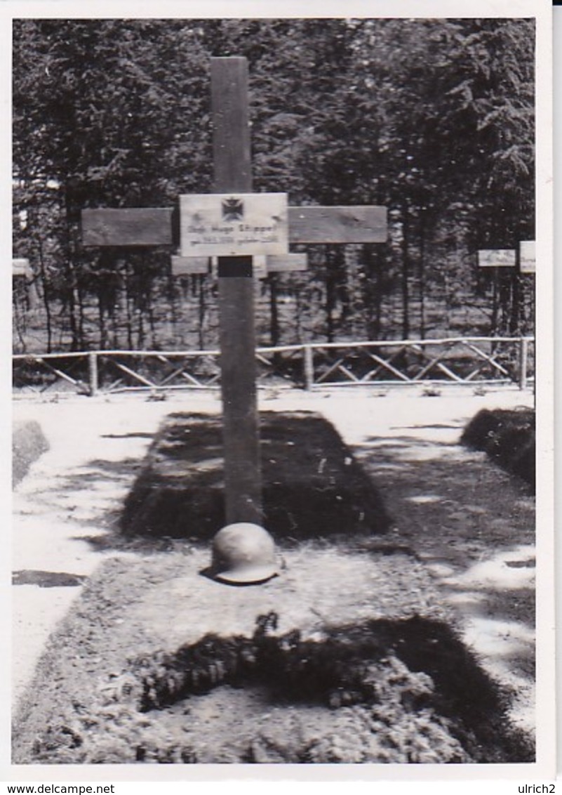 Foto Wehrmacht - Grab Eines Deutschen Soldaten - Stahlhelm - Obergfr. Hugo Stippel - Osteuropa - 1943 - 9*6cm (33035) - Krieg, Militär