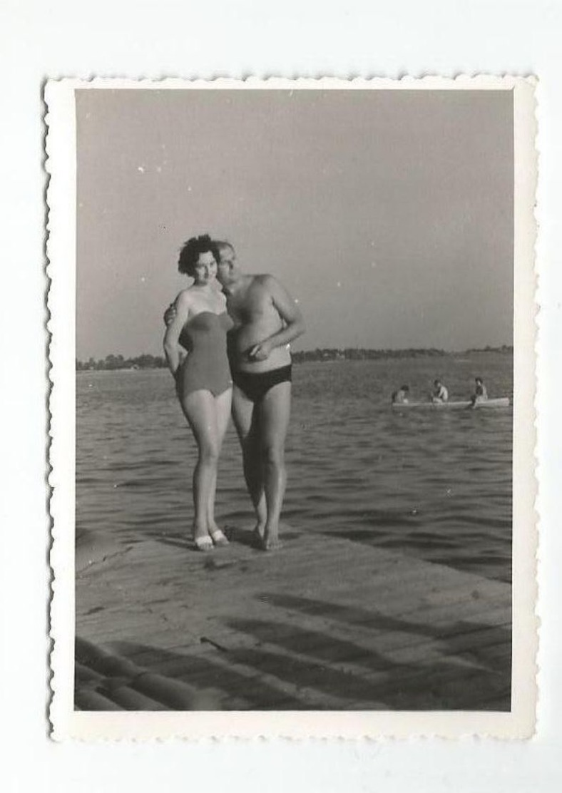 VINTAGE ORIGINAL PHOTO COUPLE LADY WOMAN AND GUY MAN HOMME IN SWIM SUIT - GAY INTEREST - 2. - Personnes Anonymes