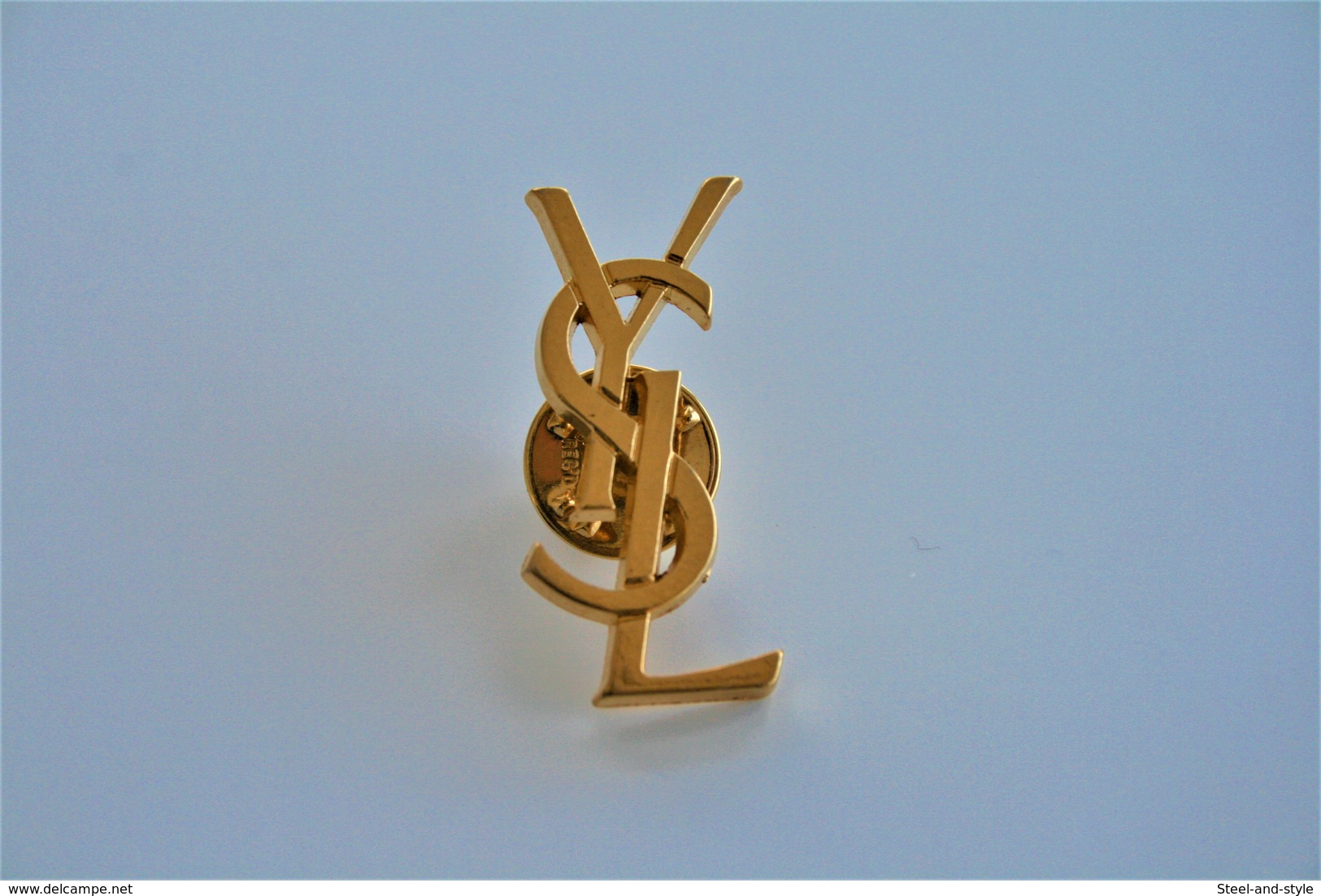 PIN  : YVES SAINT LAURENT VINTAGE - Gold Plated  - Monogramme Logo - Original - Excelent Condition - Other & Unclassified