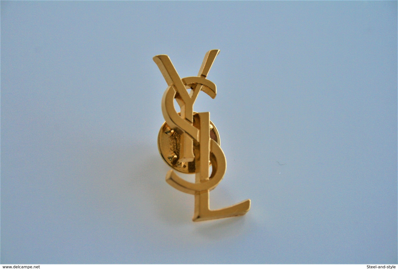 PIN  : YVES SAINT LAURENT VINTAGE - Gold Plated  - Monogramme Logo - Original - Excelent Condition - Other & Unclassified