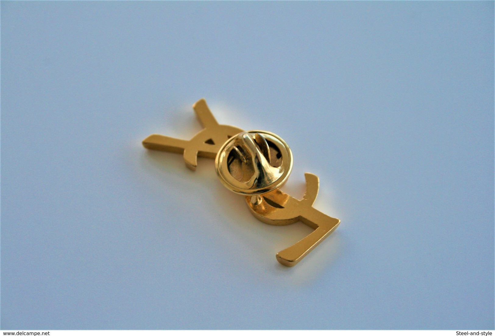 PIN  : YVES SAINT LAURENT VINTAGE - Gold Plated  - Monogramme Logo - Original - Excelent Condition - Autres & Non Classés