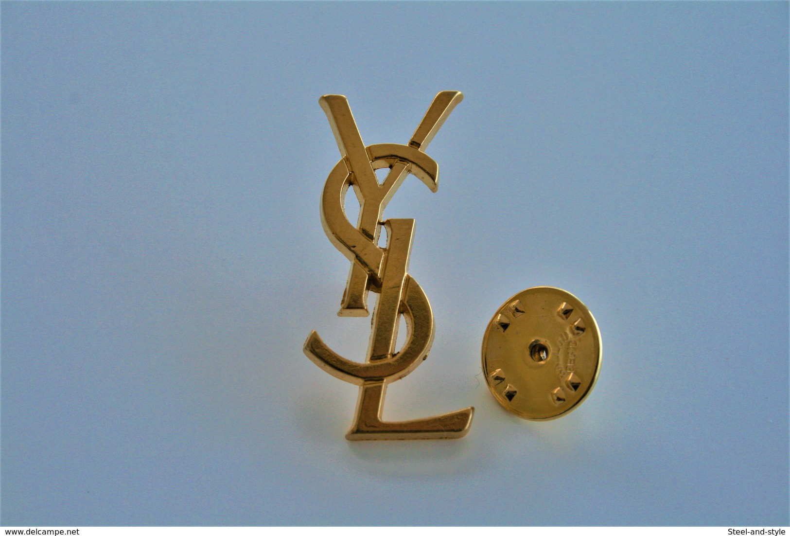 PIN  : YVES SAINT LAURENT VINTAGE - Gold Plated  - Monogramme Logo - Original - Excelent Condition - Sonstige & Ohne Zuordnung