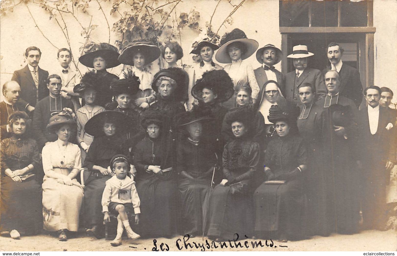 Evaux Les Bains    23      Groupe Devant Hôtel- Pension  " Les Chrysnthèmes "  Carte Photo         (voir Scan) - Châtel-Guyon