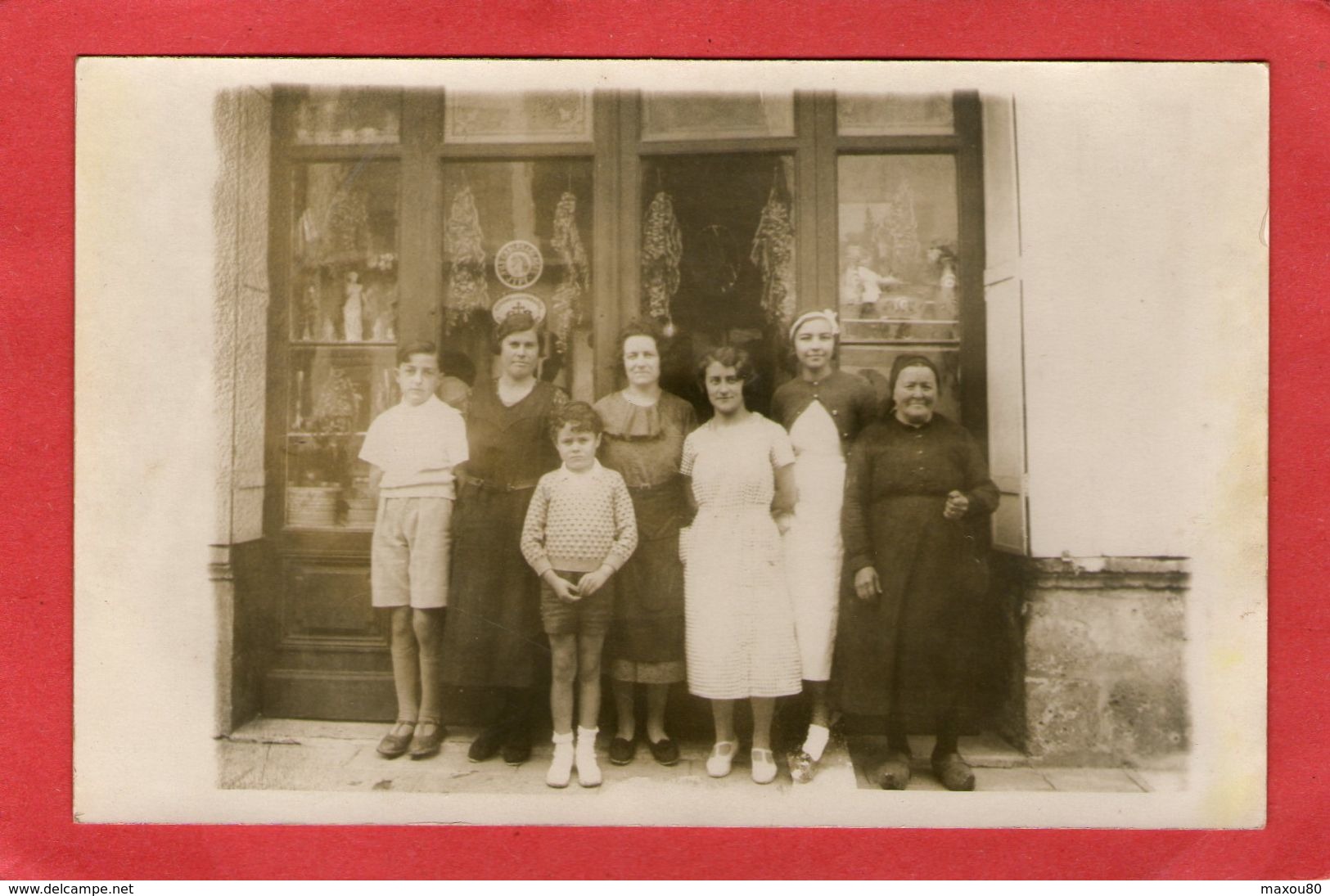 Très Belle Carte Photo - Famille Devant Un Magasin - A Identifier- - Magasins