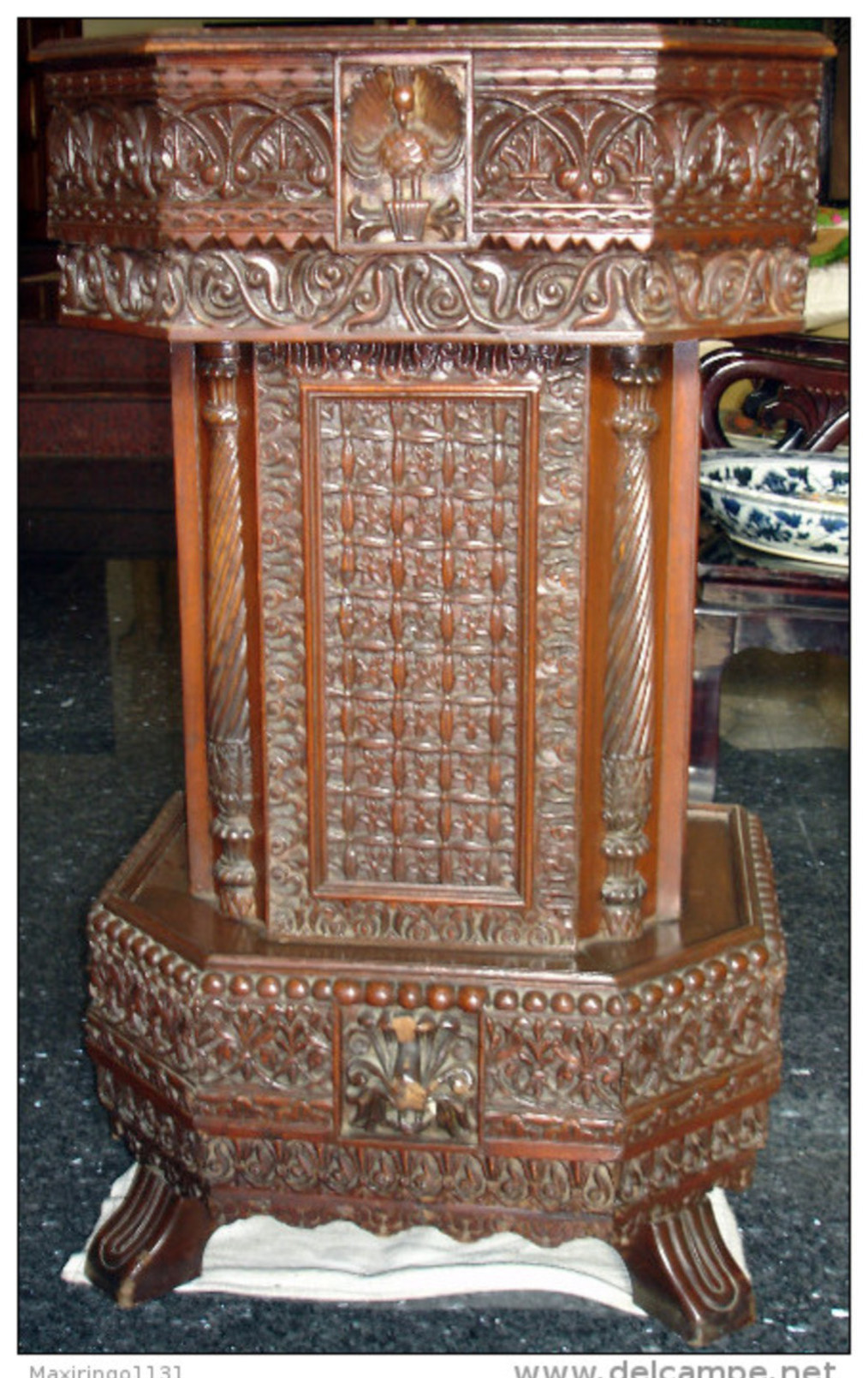 Antique Crafted Teak Rostrum Of Traditional Moslem Malay - Autres & Non Classés