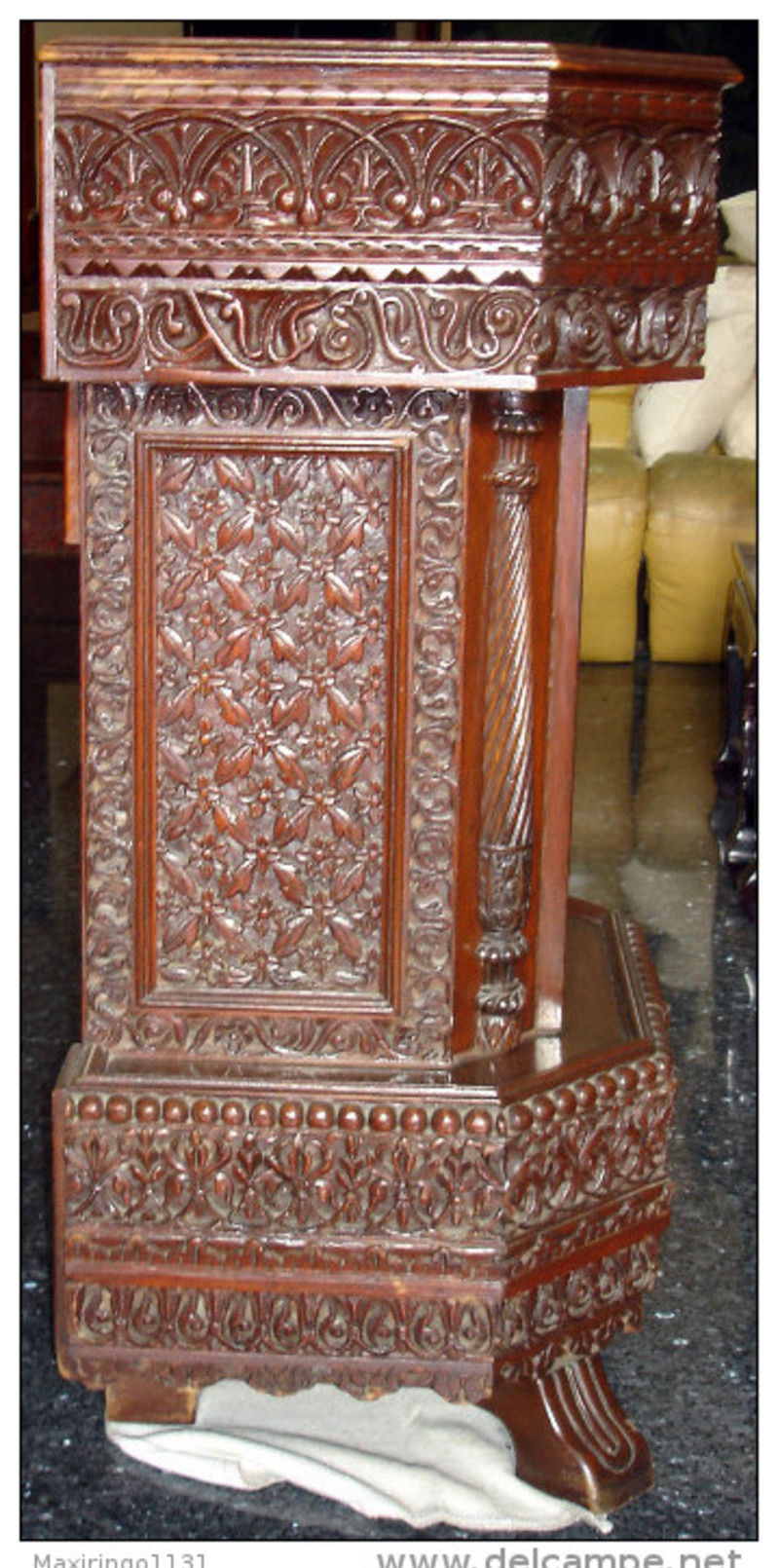 Antique Crafted Teak Rostrum Of Traditional Moslem Malay - Autres & Non Classés