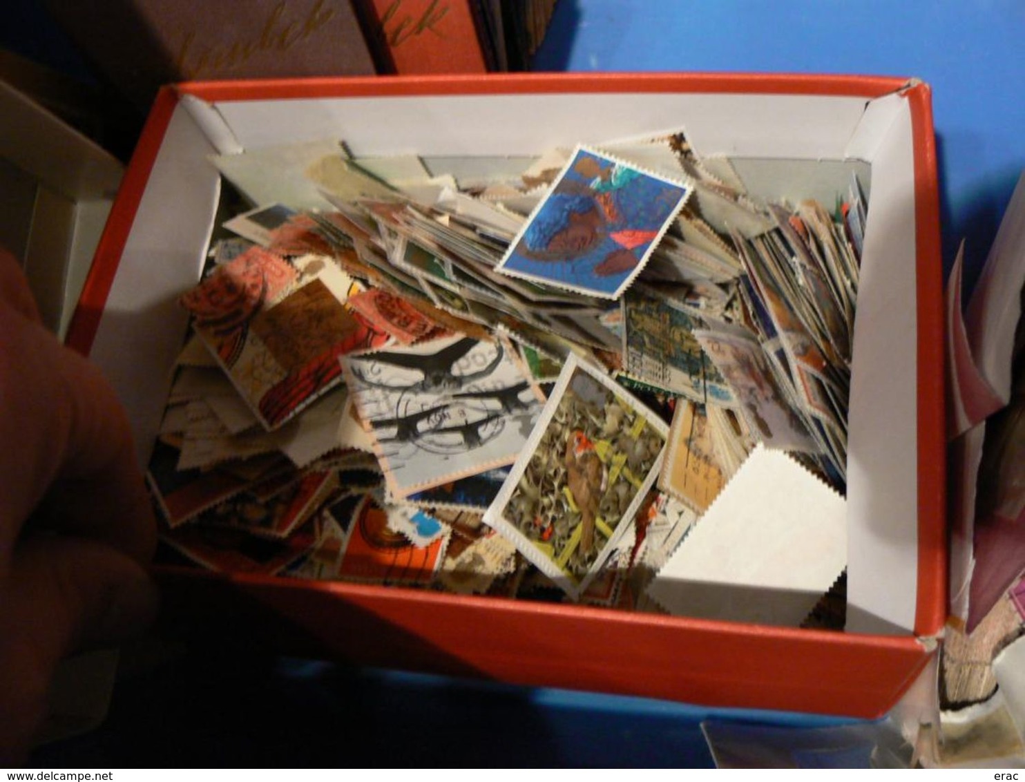 4 kg 500 environ de timbres du Monde (vrac, pochettes, petits albums et documents)