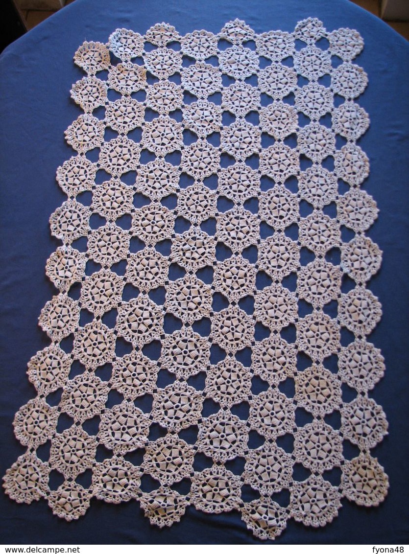 122 - Centre De Table Au Crochet - Centrini