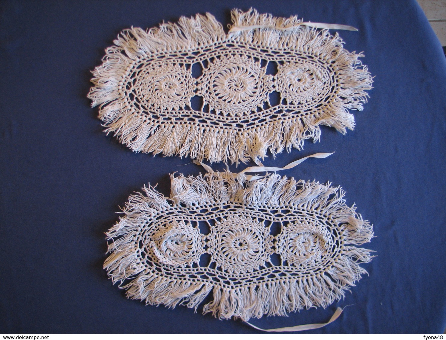 125 - 2 Napperons Au Crochet, Pour Dessus De Bras De Fauteuil - Tischdecken/Servietten