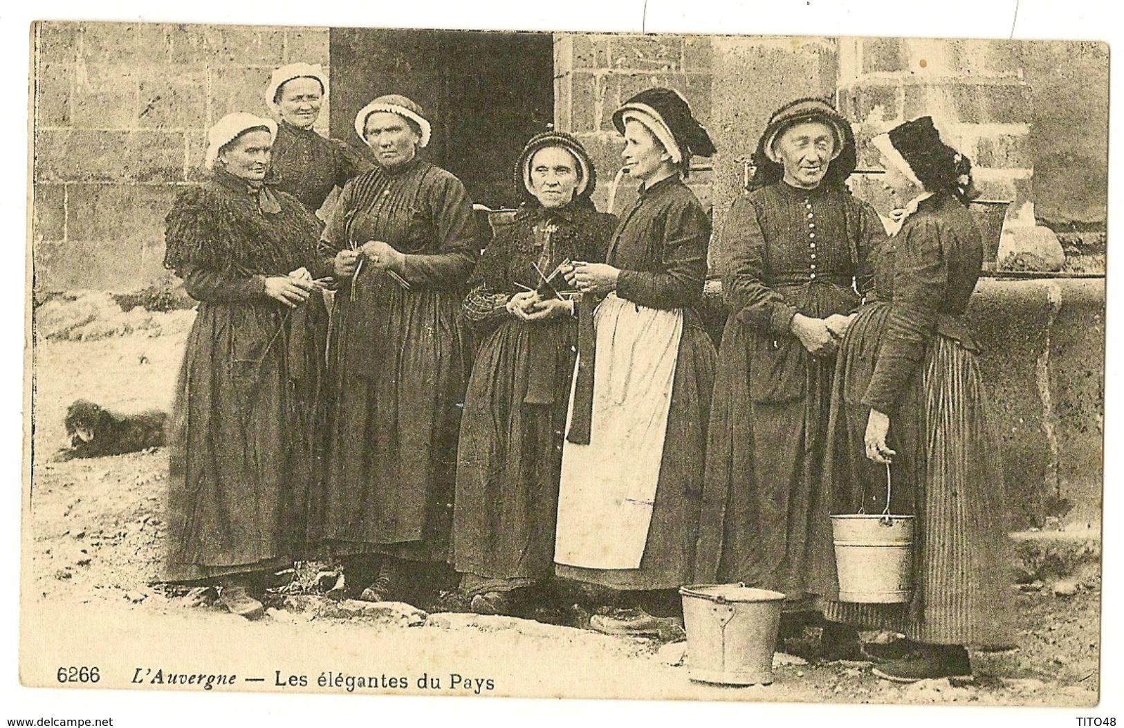 L' AUVERGNE - Les élégantes Du Pays - Auvergne