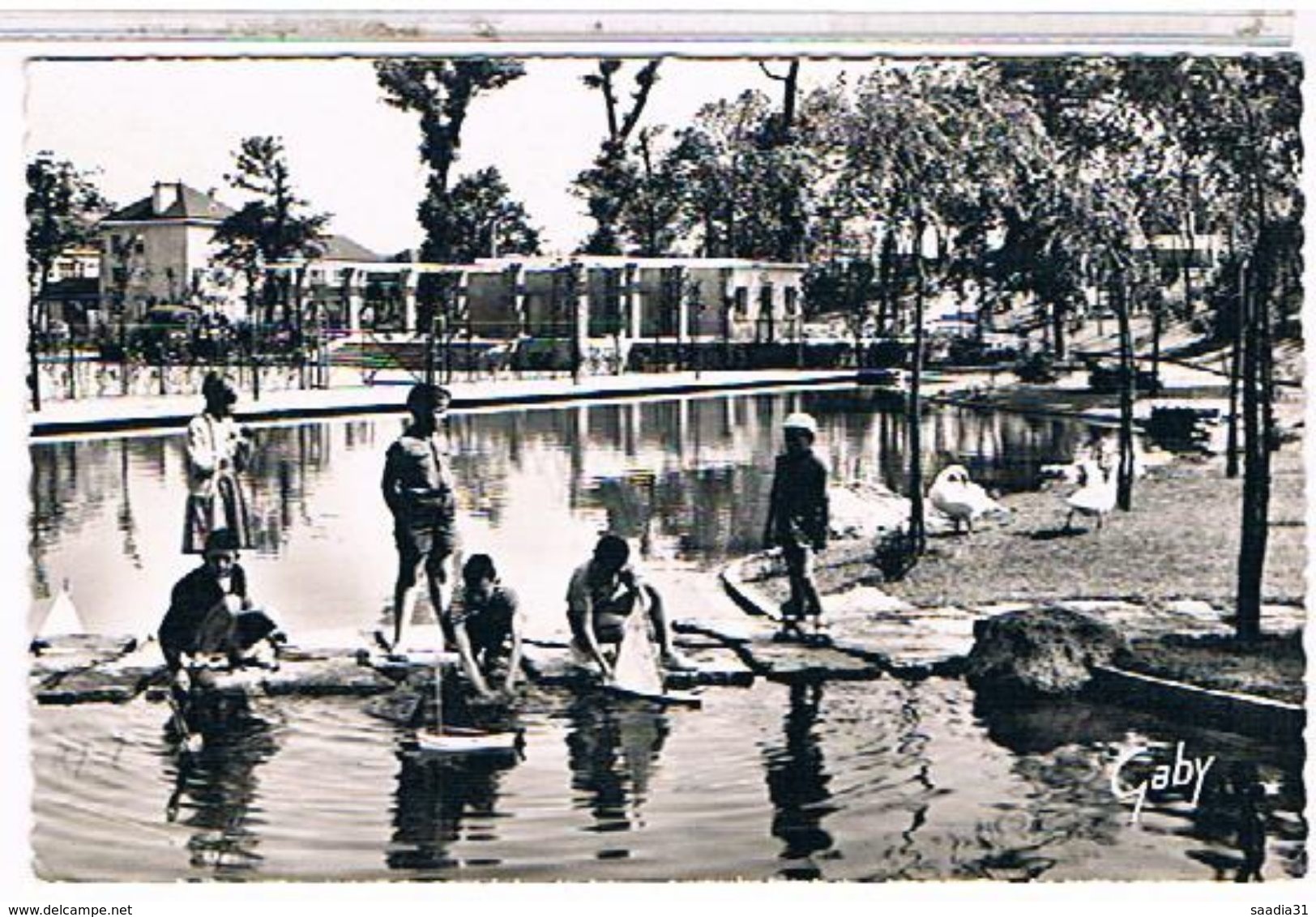 CALAIS  ENFANTS  ET  BATEAUX    CPSM  TBE   1T796 - Calais