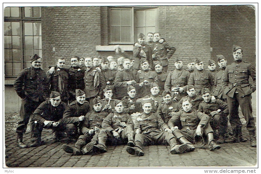 Foto/Carte Photo. Militaria. Militaires Dans Caserne.   A Situer - Krieg, Militär