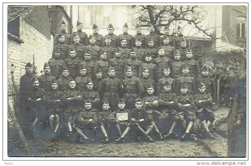 Foto/Carte Photo. Militaria. Groupe De Soldats. 2ème Régiment...Voir Pancarte.   A Situer - Guerra, Militares