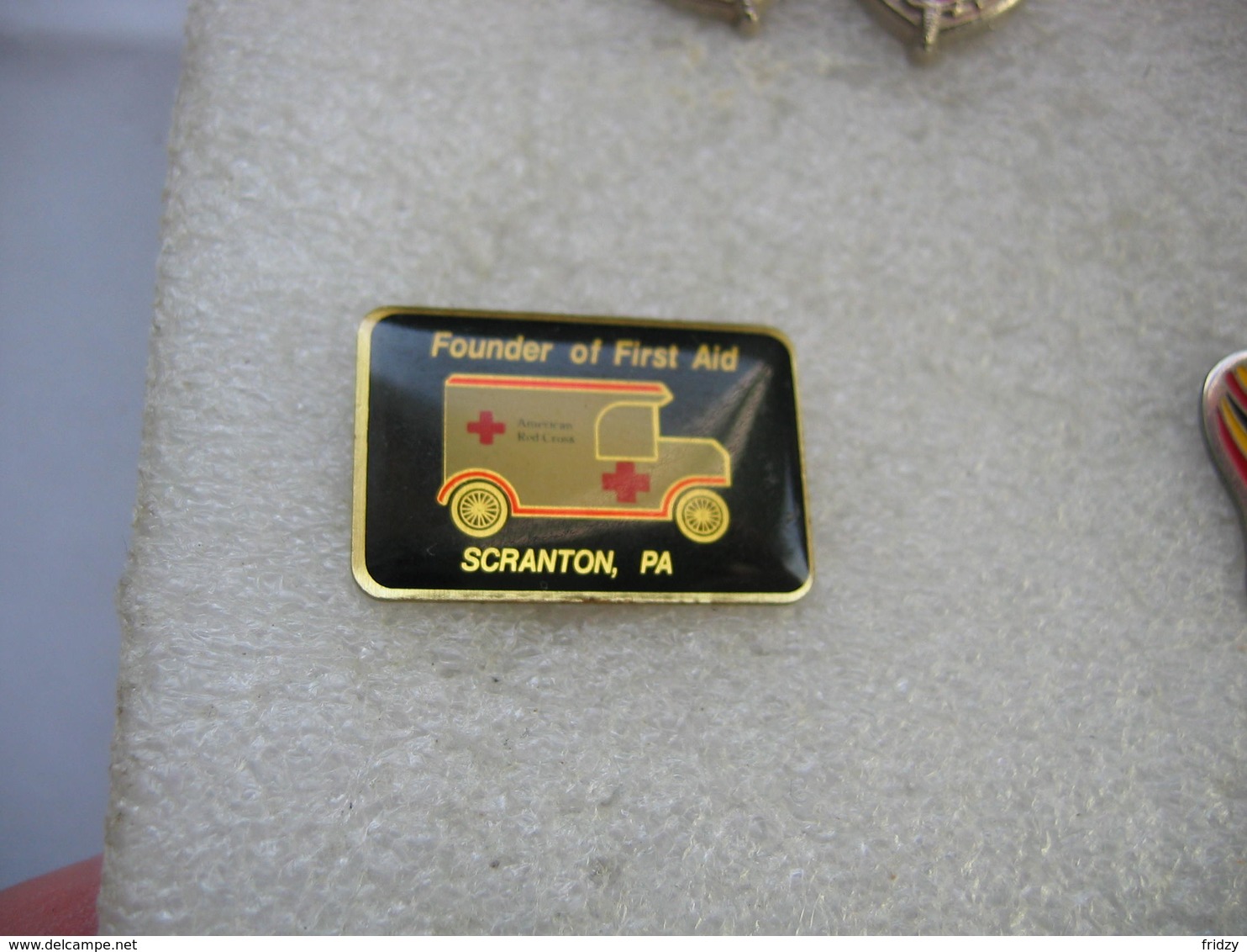 Pin's De La Croix Rouge Américaine: Fondateur Des Premiers Secours à SCRANTON, PA (Founder Of First Aid) - Army