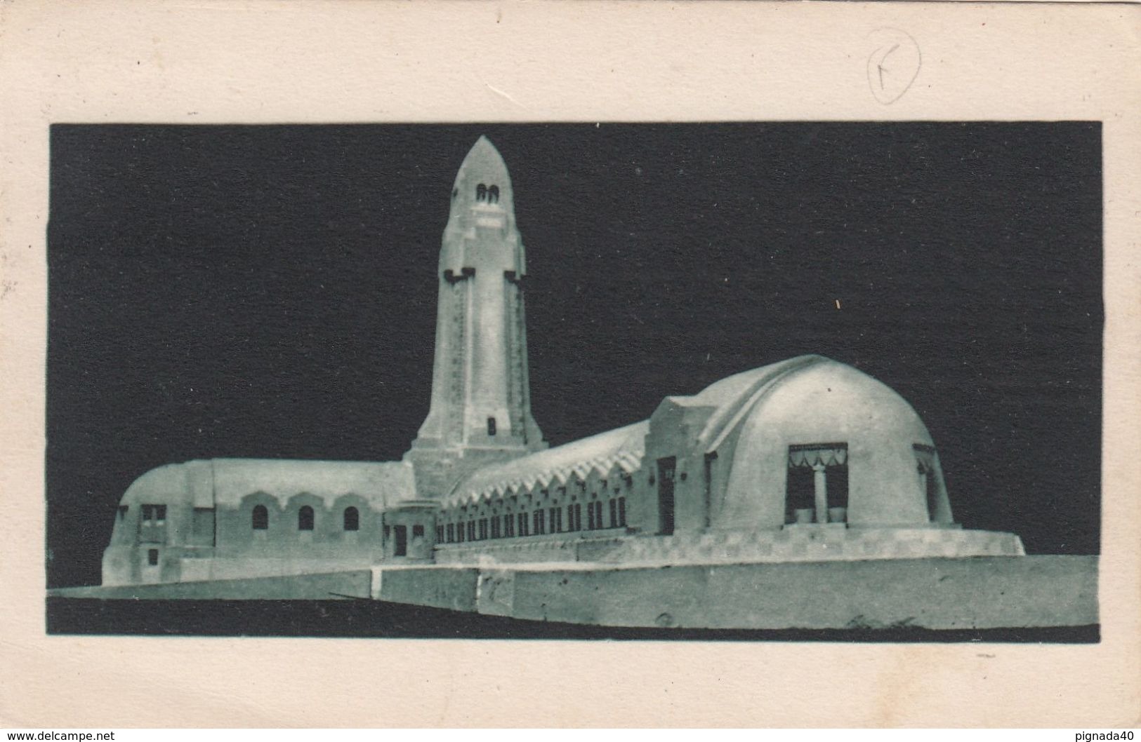 Cp , MILITARIA , DOUAUMONT , L'Ossuaire , Photographie De La Maquette - Monumenti Ai Caduti