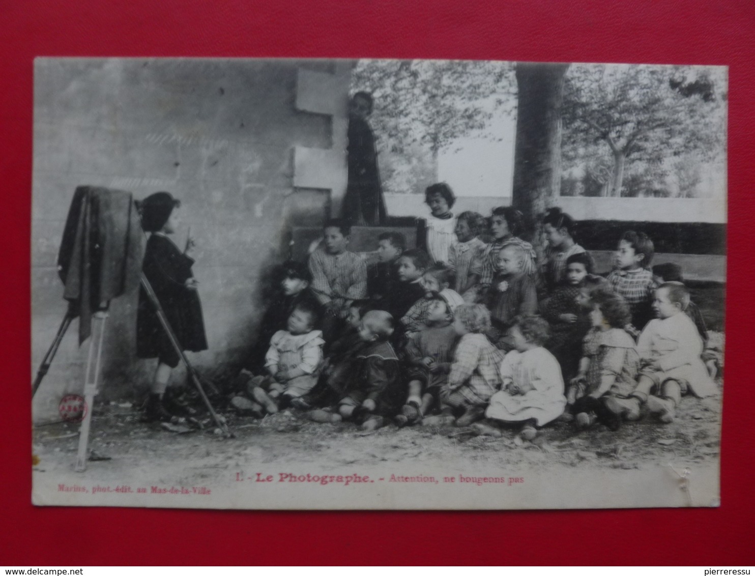 ARLES LE MAS DE LA VILLE LE PHOTOGRAPHE ATTENTION NE BOUGEONS PLUS - Arles