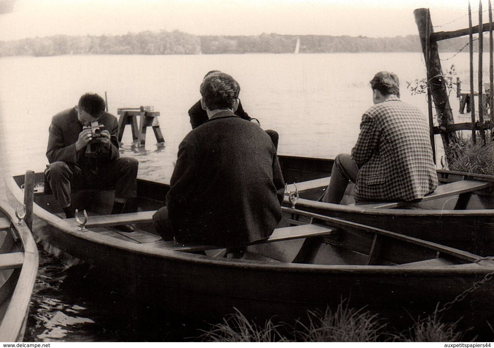 Photo Originale Photographe Amateur - Le Pied Marin Pour Ce Photographe Sur Barque Vers 1960 - Personnes Anonymes