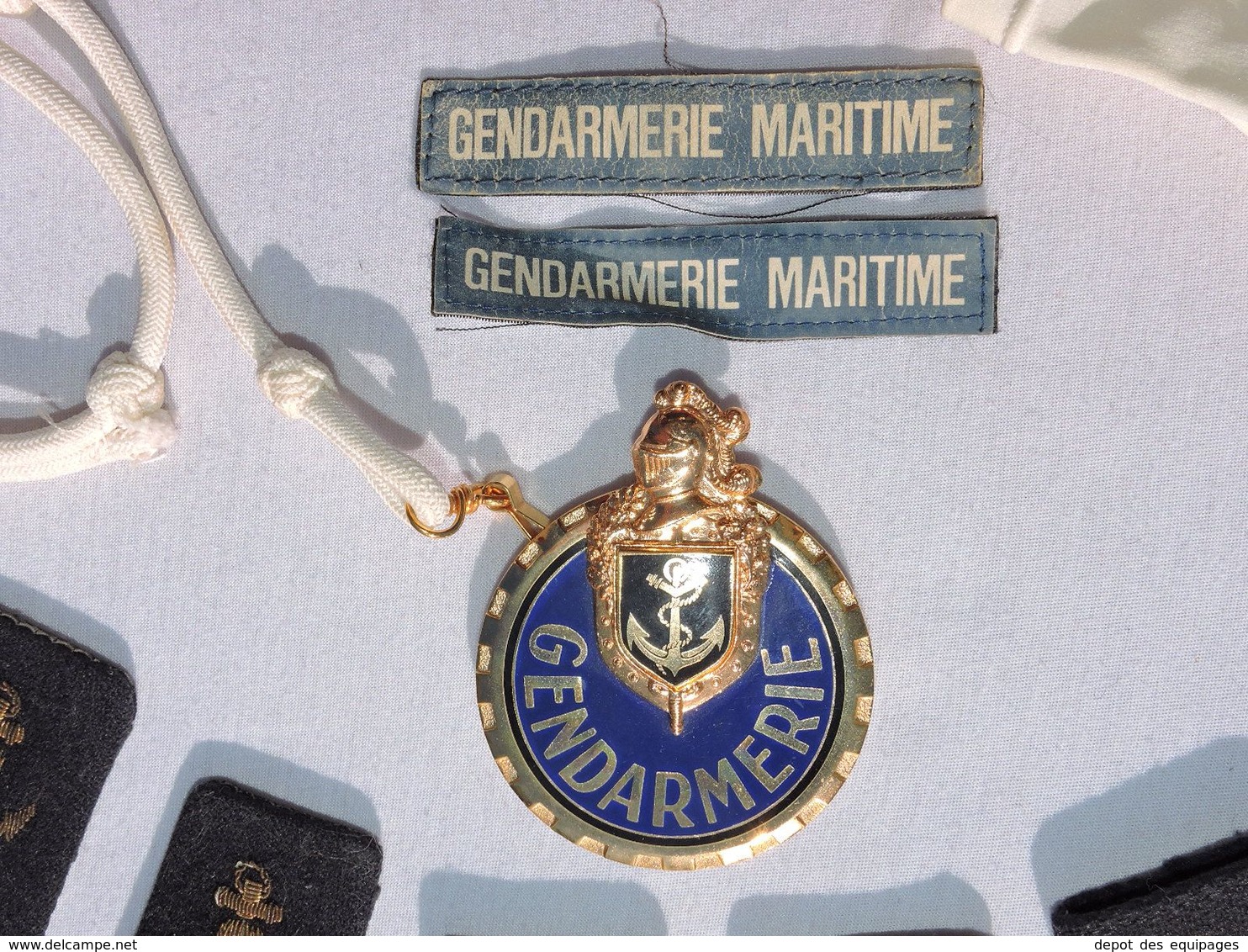 BEAU LOT  EPAULETTES + PLAQUE MOTOCYCLISTE GENDARMERIE MARITIME