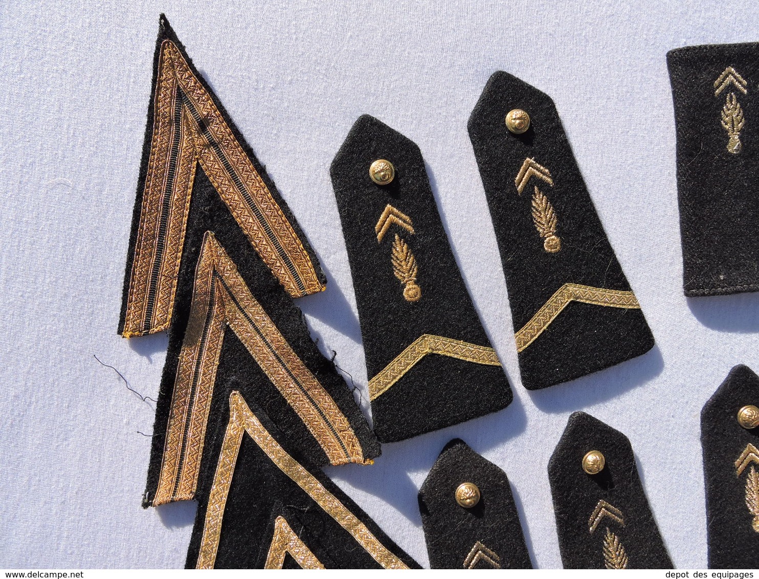 BEL ANCIEN LOT :  EPAULETTES + CHEVRONS DE GRADES -  GENDARMERIE MOBILE