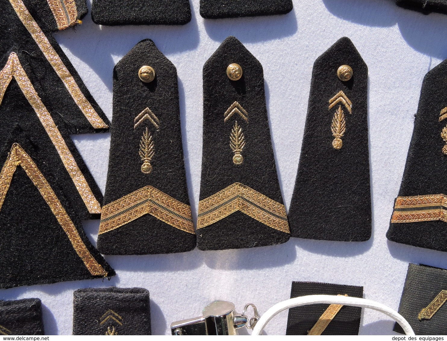 BEL ANCIEN LOT :  EPAULETTES + CHEVRONS DE GRADES -  GENDARMERIE MOBILE