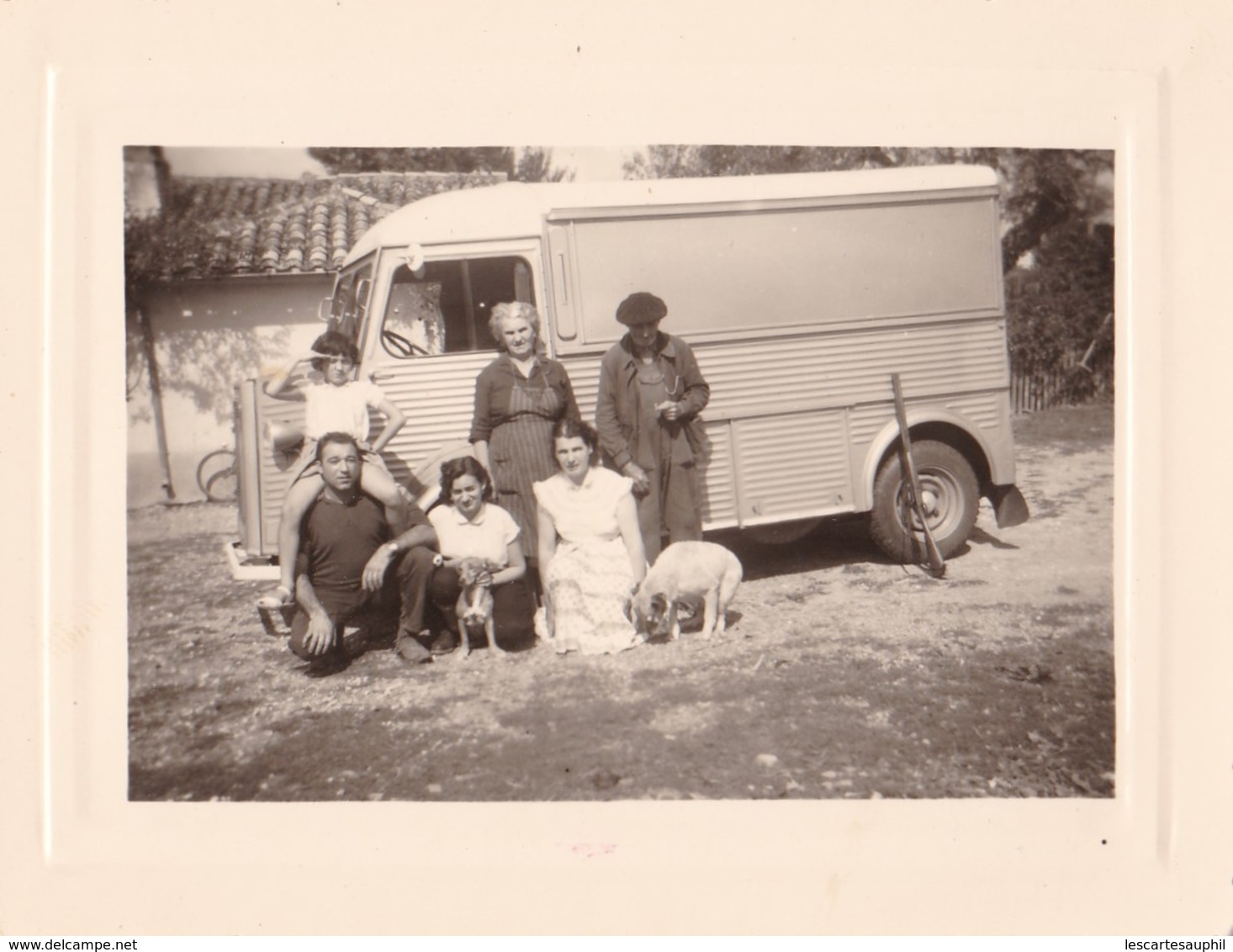 Photo D Une Famille Francaise Devant Un Tub Citroen Type H Chasseur Fusil Et Chiens - Automobili