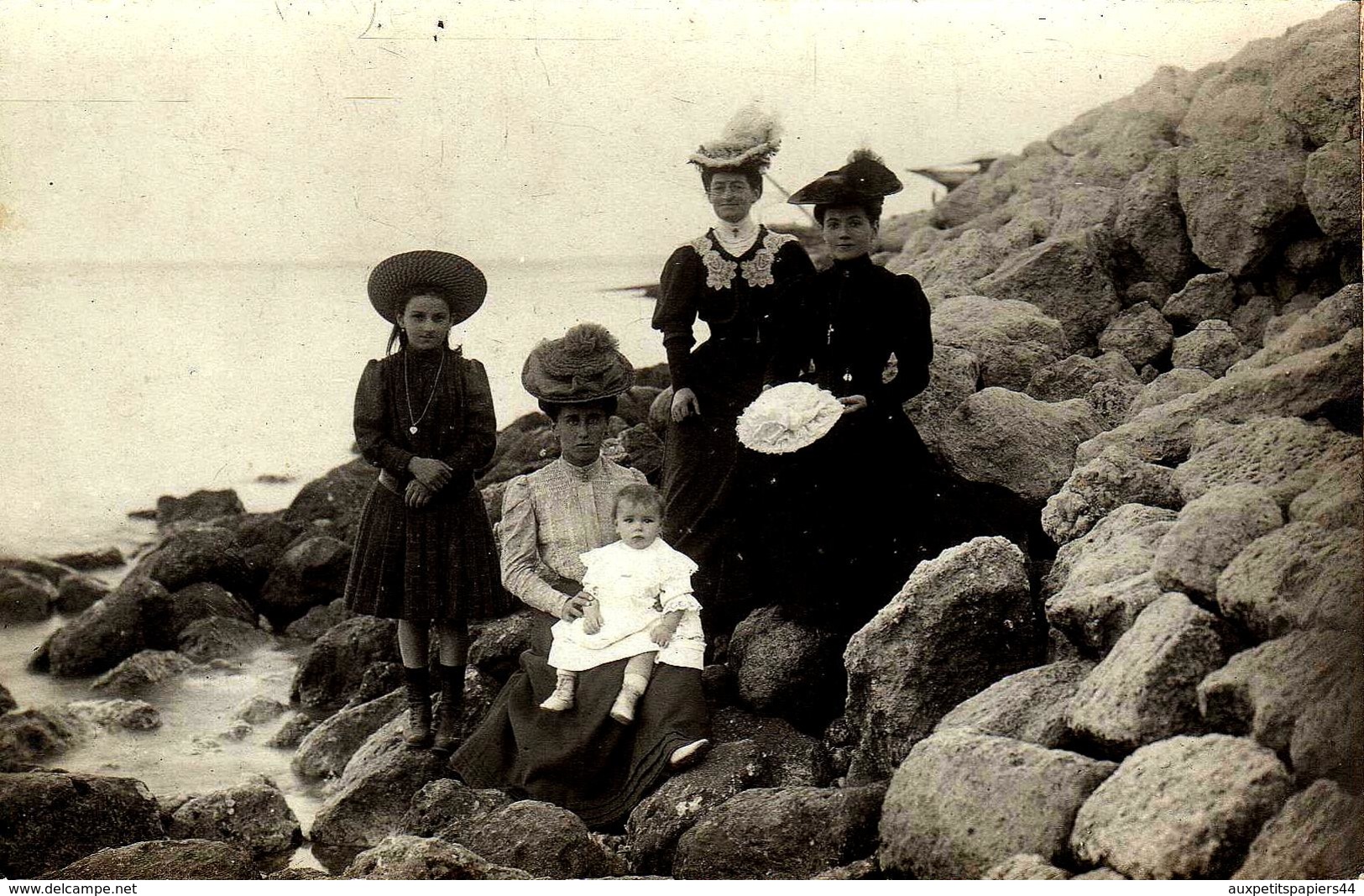 Carte Photo Originale Plage Sans Maillot De Bain Pour élégantes & Enfants En 1906 - M Trouvant à La Plage De Berreillon - Pin-up