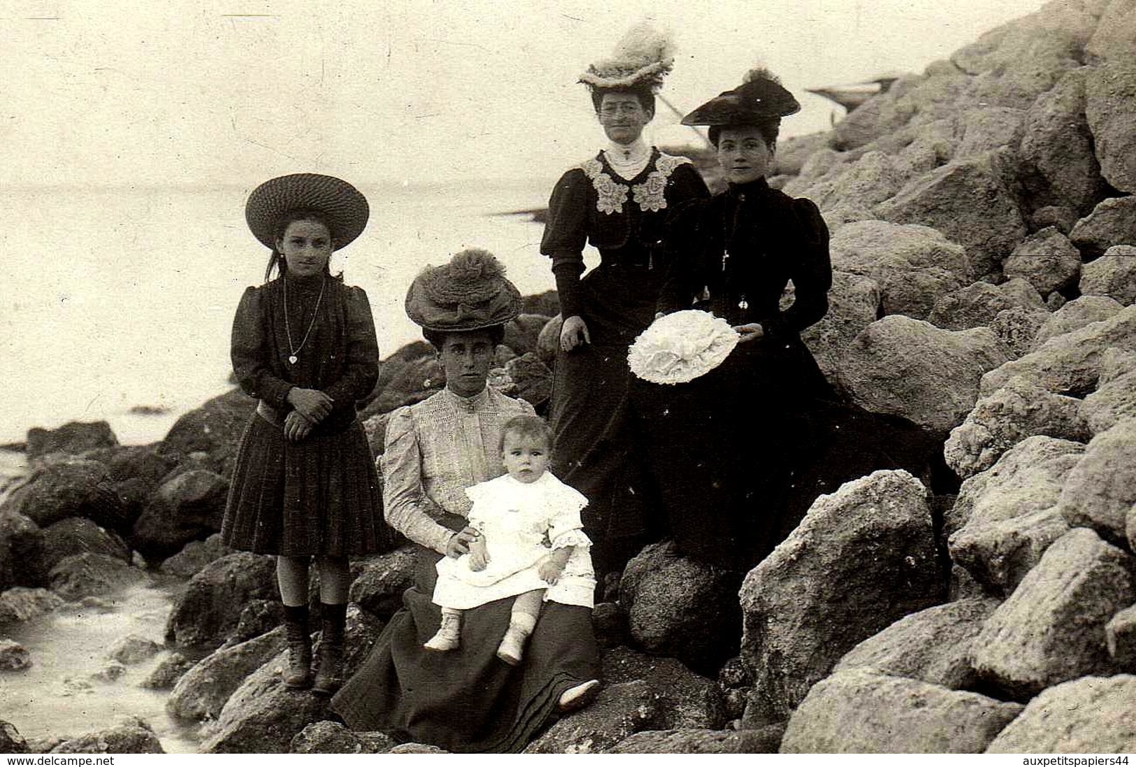 Carte Photo Originale Plage Sans Maillot De Bain Pour élégantes & Enfants En 1906 - M Trouvant à La Plage De Berreillon - Pin-up