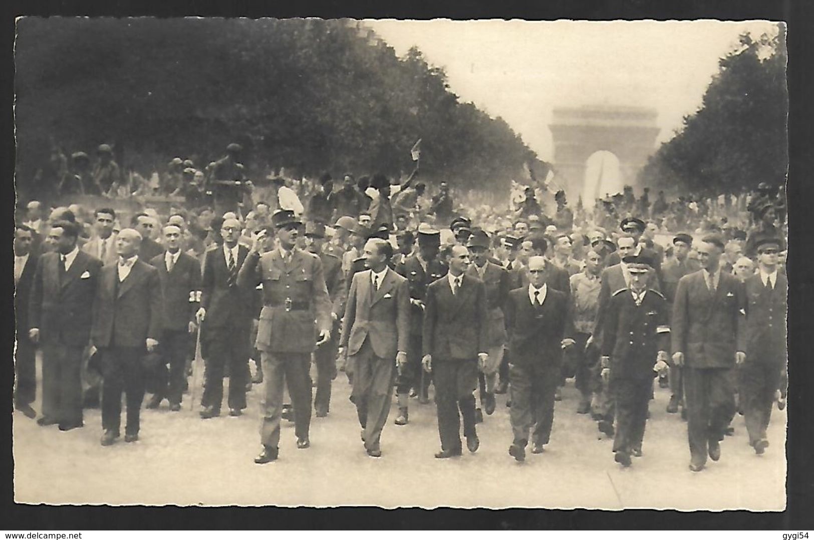 Le Général De Gaulle Et Le Cortège Officiel Aux Champs Elysées  Le 26 Aout 1944 - Geschichte