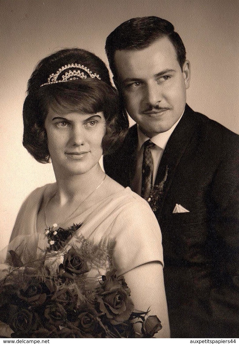 Photo Originale Mariage Et Couple De Mariés à La Moustache Anglaise Et Diadème Pour La Mariée Au Bouquet De Roses Rouges - Objets