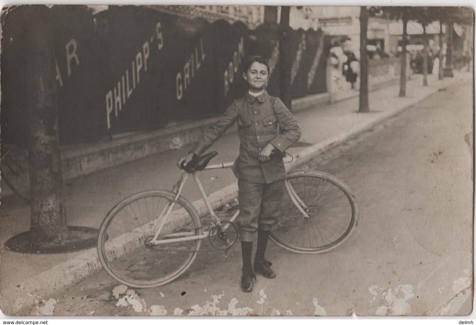 Carte Photo Femme Uniforme Vélo Bicyclette Café Bar Restaurant Philipp's Lieu à Identifier - Cafés