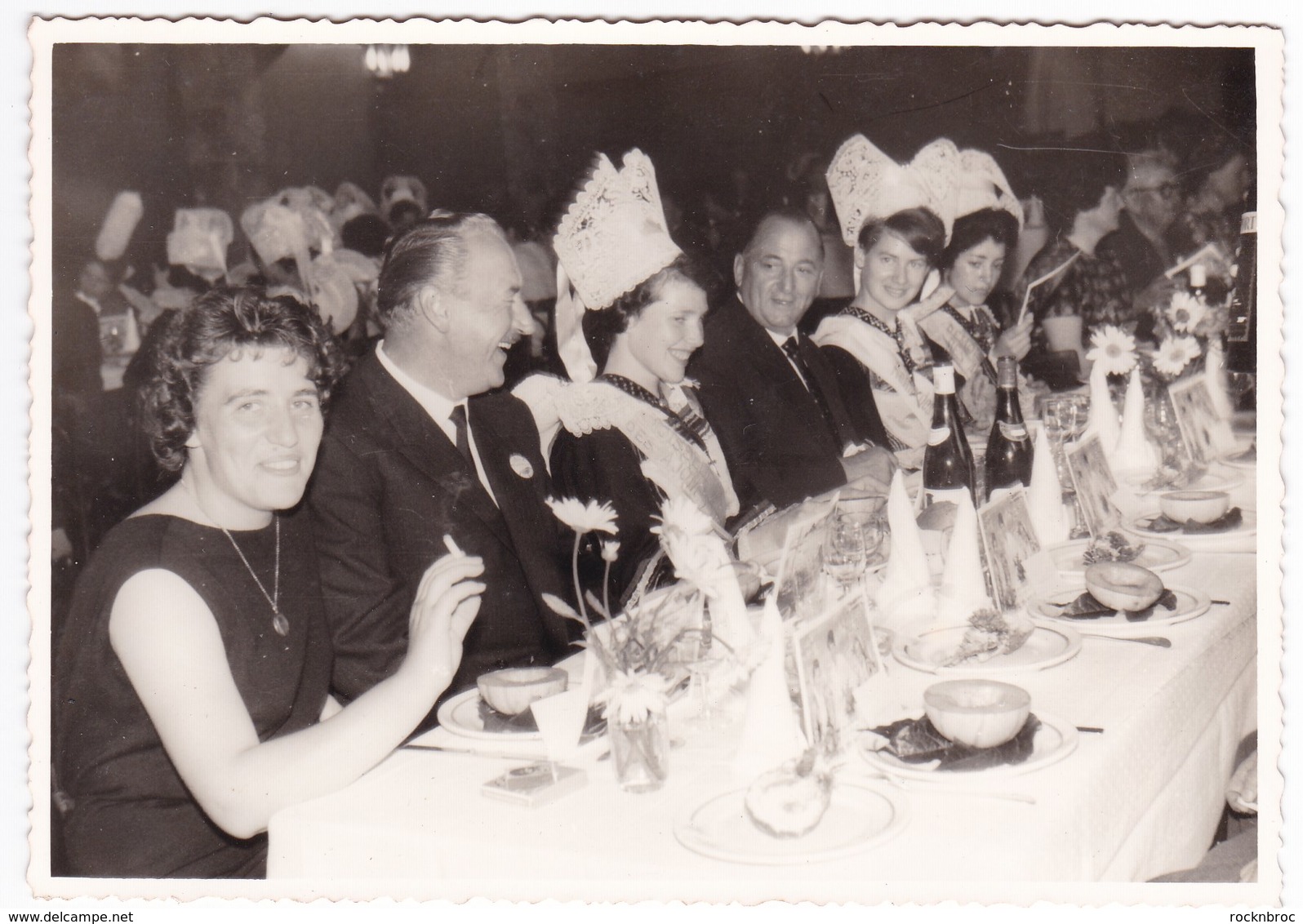 Bretagne Finistère Lot De 2 Anciennes Photos Années 60 Banquet Repas Fête Des Fleurs D'Ajoncs Pont Aven - Personnes Anonymes