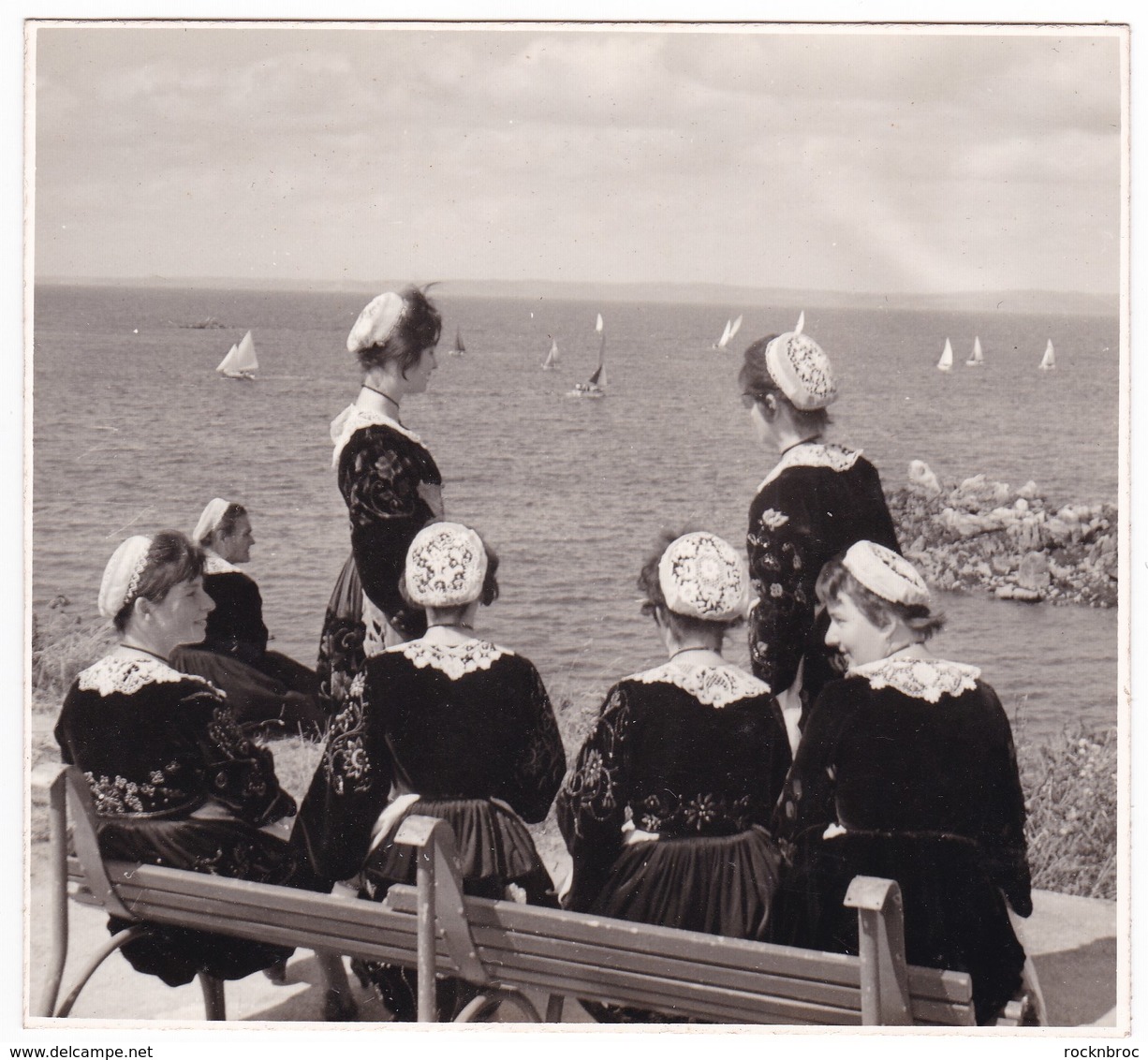 Bretagne Finistère Ancienne Photo Années 60 Cercle De Carhaix Coiffes Bateaux Jolie Vue Mer - Personnes Anonymes