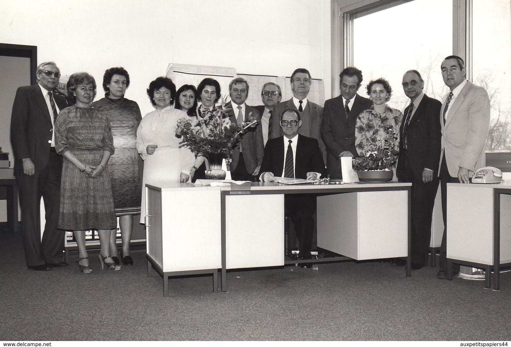 Grande Photo Originale Bureaucrates Et Ambiance D'équipe Autour Du Directeur Vers 1970/80 - Métiers