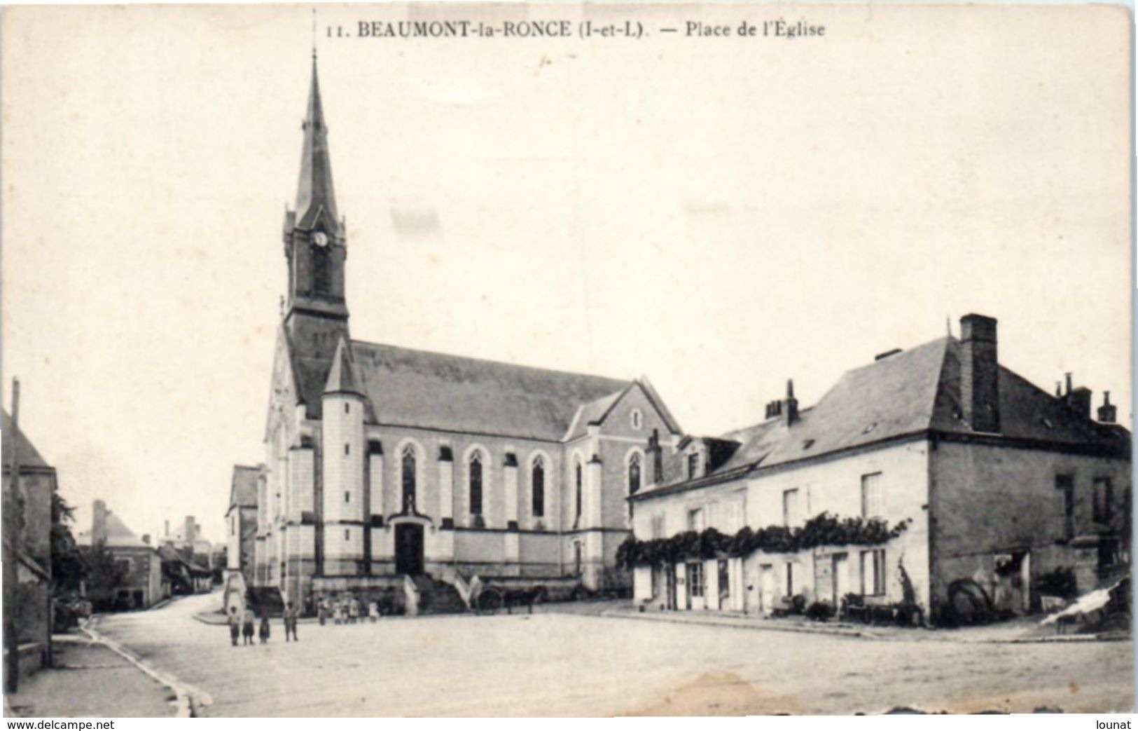 37 Beaumont La Ronce : Place De L'église (état) - Beaumont-la-Ronce