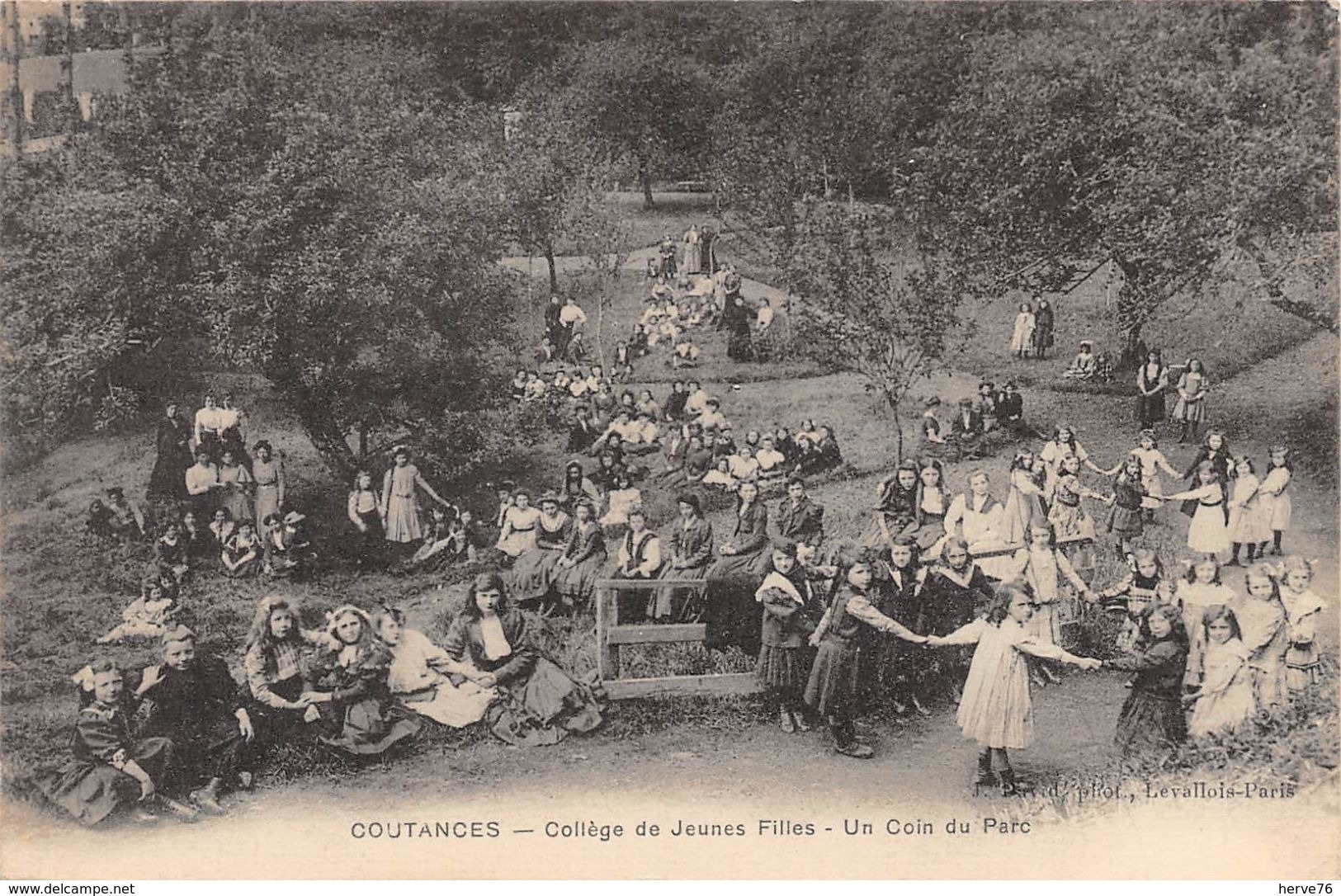 COUTANCES - Collège De Jeunes Filles - Un Coin Du Parc - Coutances