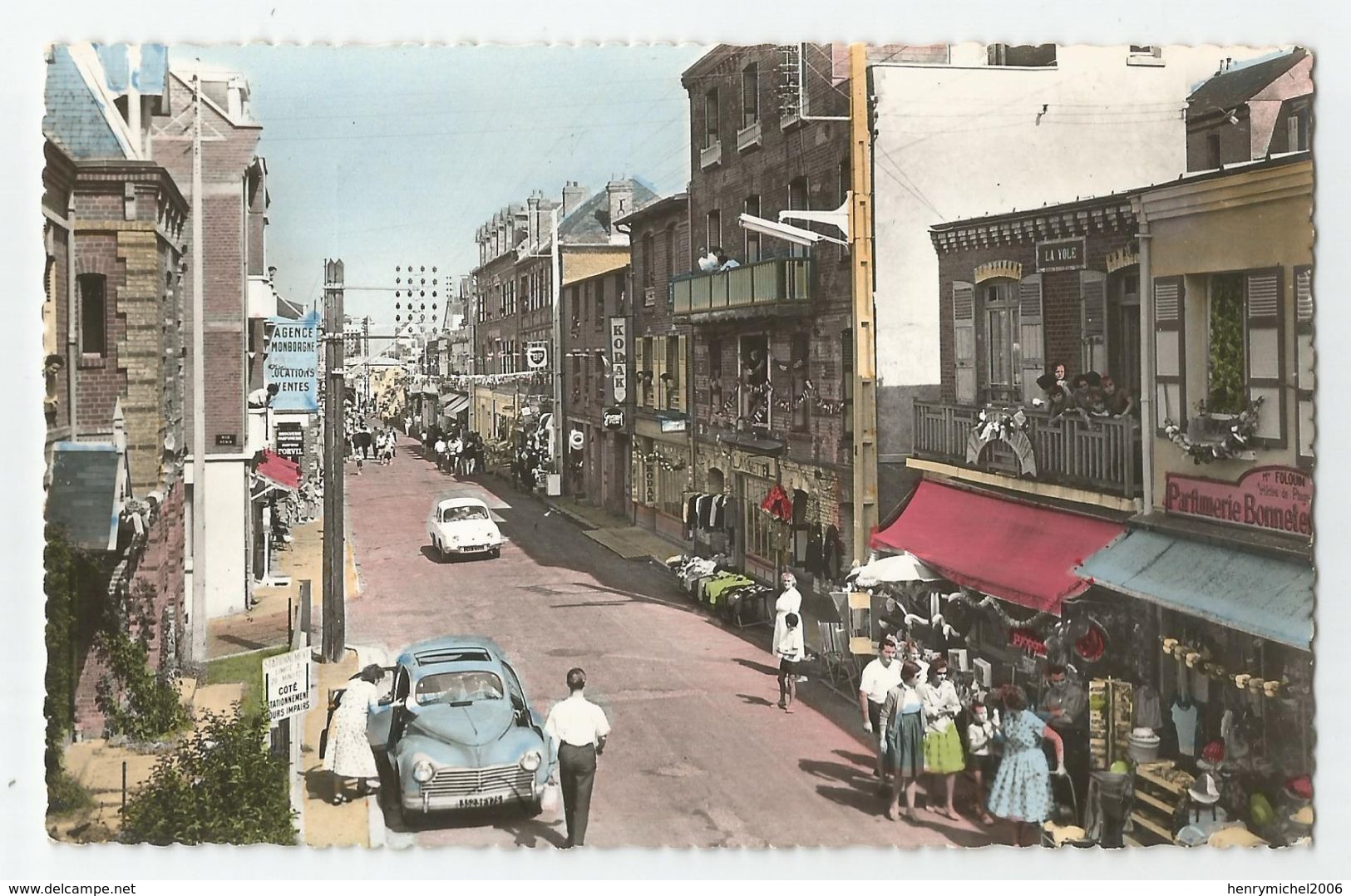 Somme 80 - Onival Sur Mer Rue De St Valéry Animée , Station Bp , Pub Kodak , Parfumerie Folouin - Onival