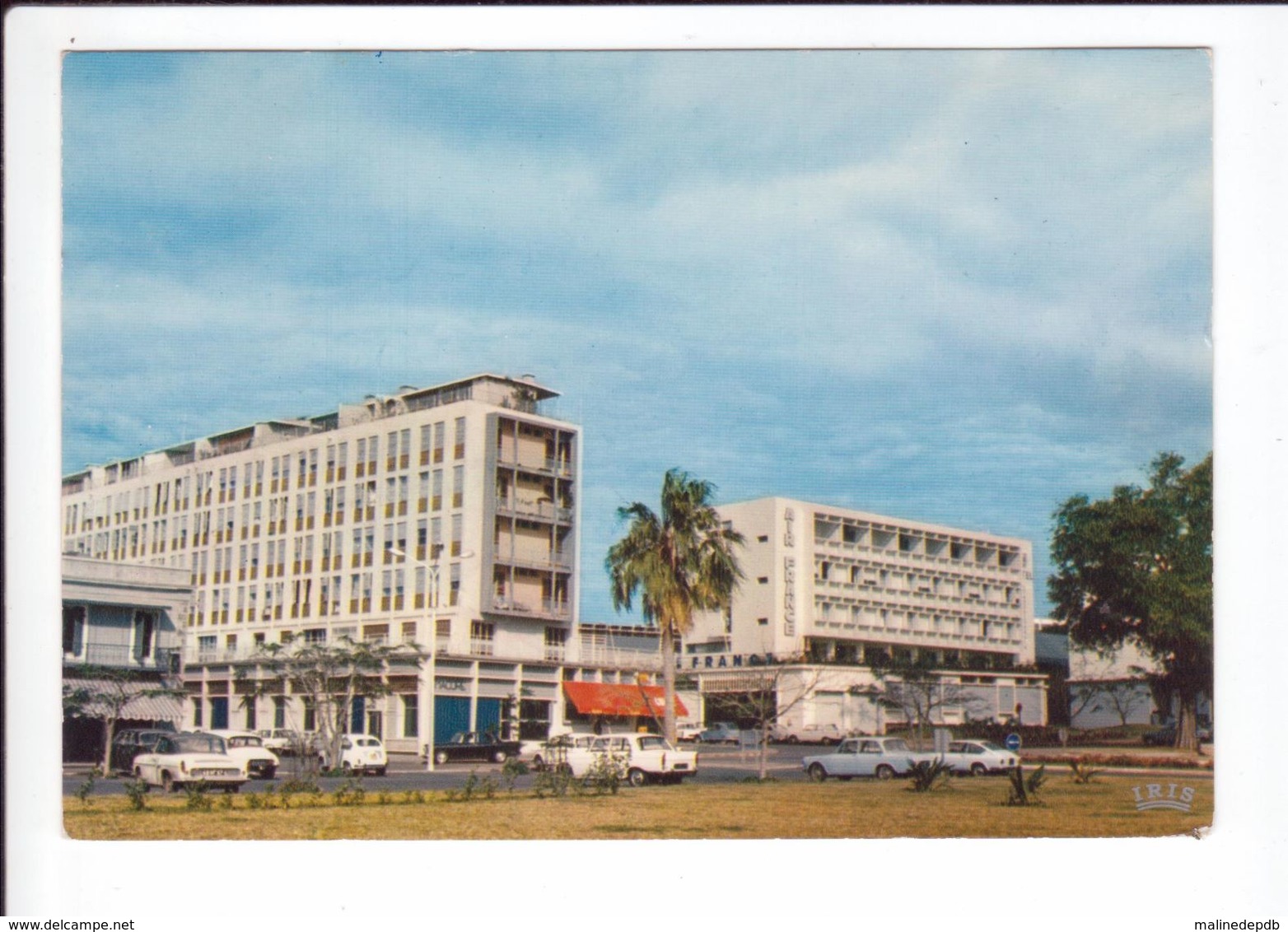 CP - LA REUNION - SAINT DENIS - Ensemble Moderne Rue De La Victoire - Vieilles Voitures - Saint Denis