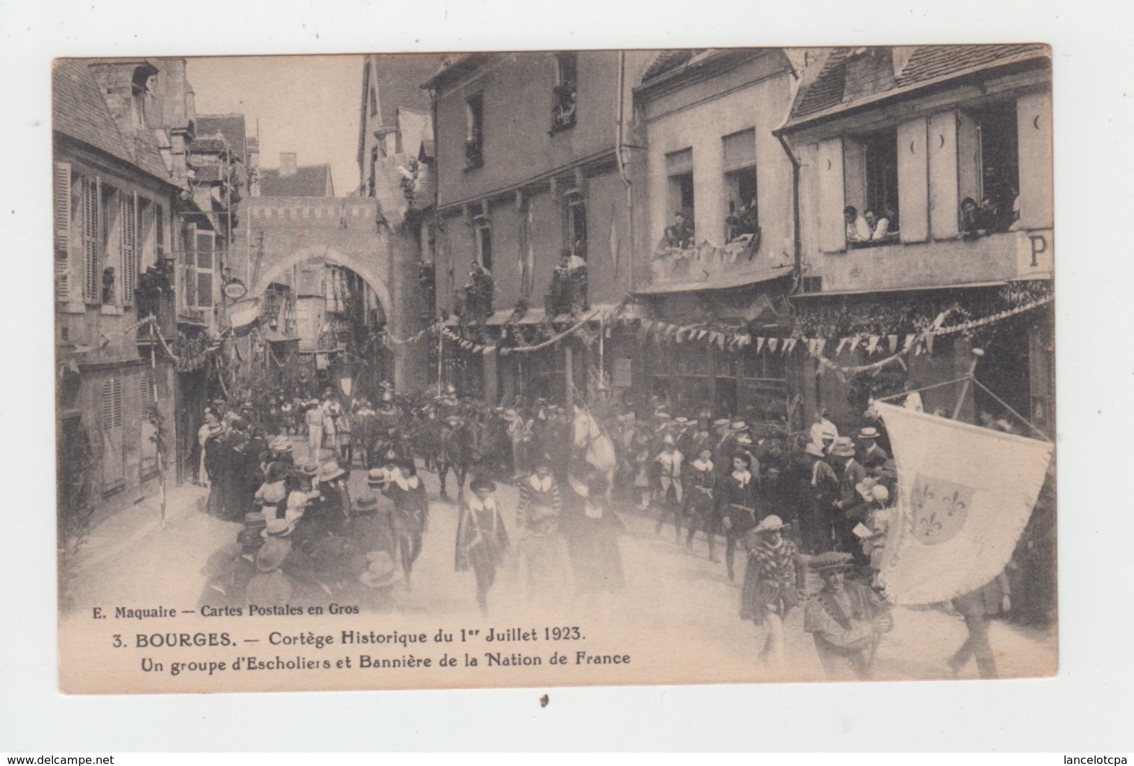 18 - BOURGES / CORTEGE HISTORIQUE Du 1er JUILLET 1923 - UN GROUPE D'ESCHOLIERS ET BANNIERE DE LA NATION DE FRANCE - Bourges