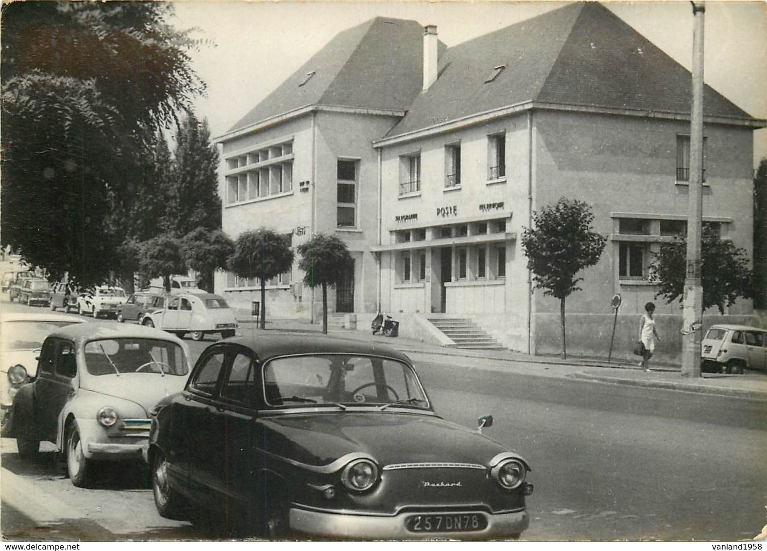 Carte Semie Moderne Grand Format De  ST CYR L'ECOLE-la Poste Avec Une Panhard Et Une 4 Ch - St. Cyr L'Ecole