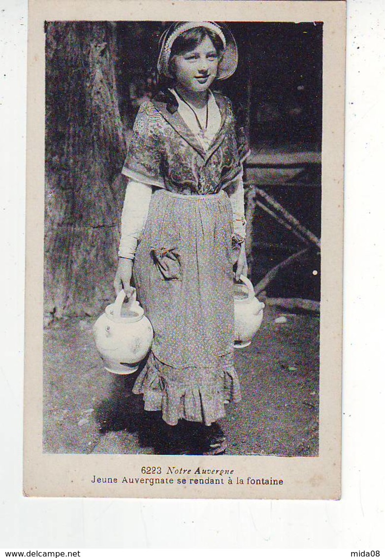 NOTRE AUVERGNE . JEUNE AUVERGNATE SE RENDANT A LA FONTAINE . FOLKLORE . COSTUMES . METIERS . - Costumes