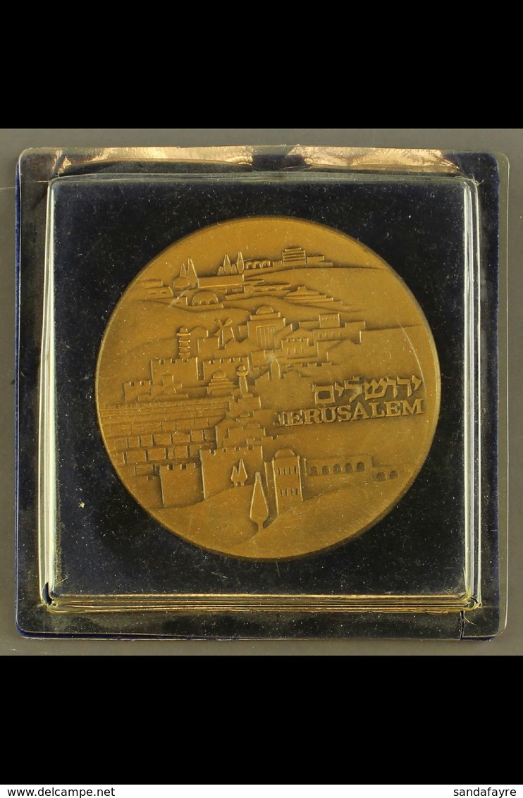 BRONZE MEDALLION Featuring The Knesset Building On The Front Side Of The Coin With The Emblem Of The State Of Israel, On - Autres & Non Classés