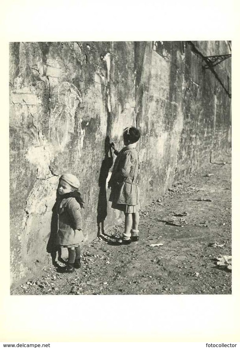 Paris La Petite Fille Aux Graffiti Par Doisneau (1947) - Doisneau